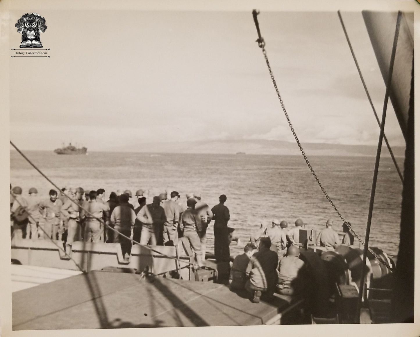WWII Era USN United States Navy / USMC United States Marine Corp Preparing Beach Landing Photograph - Pacific Theater - 10x8