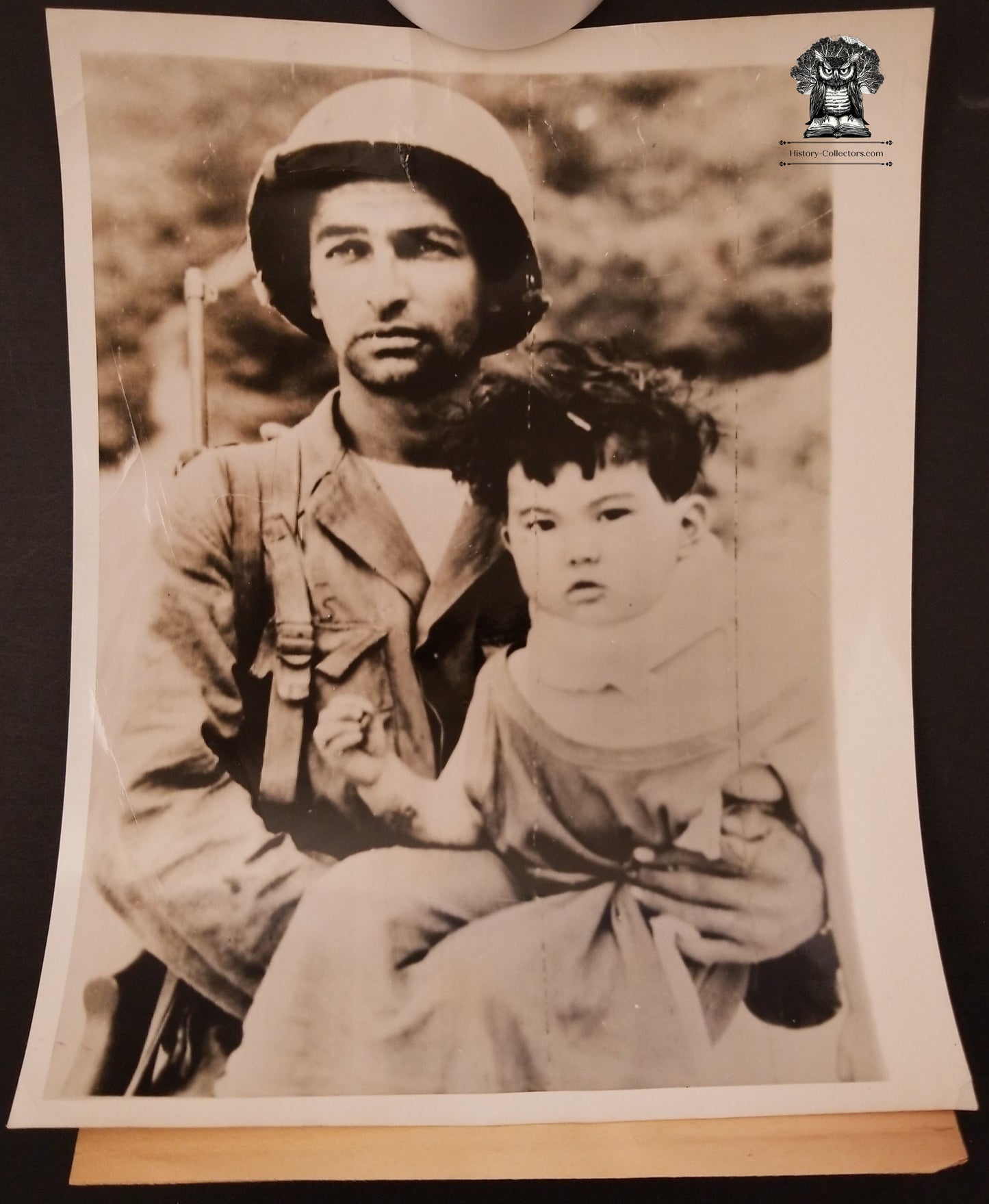 1945 WWII Acme Newspictures Signal Corps Radio Telephoto New York Bureau - First Sgt John S Evans Springfield SC With Okinawan Child - US Army 77th Infantry Division - Battle For Tokashiki Shima The Kerama Retto